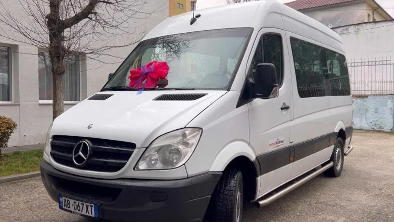 Dodeljeno je vozilo za prevoz učenika sa invaliditetom u Korča, u pomoć 30 dece