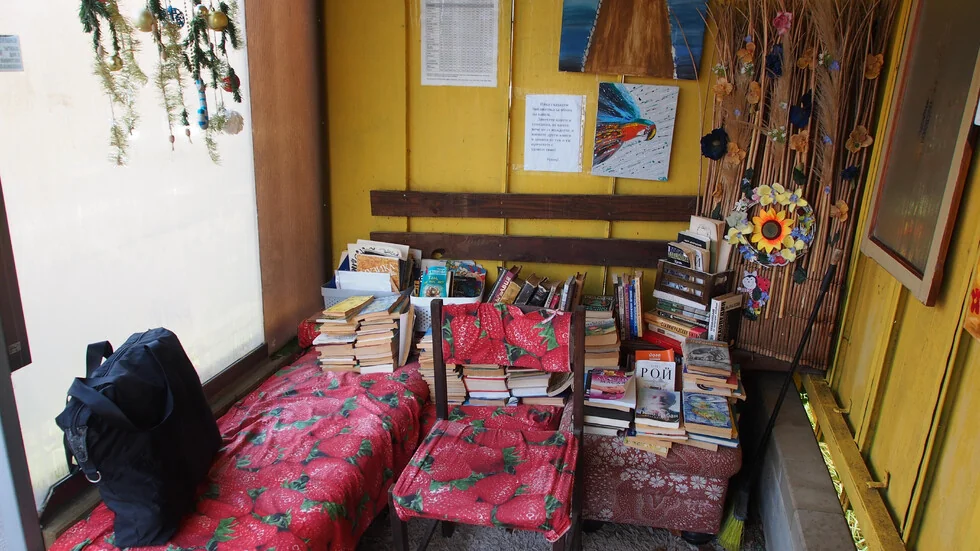 Oaza u gradu: Autobuska stanica u Varni postala je udobna soba sa knjigama (VIDEO+FOTKE)