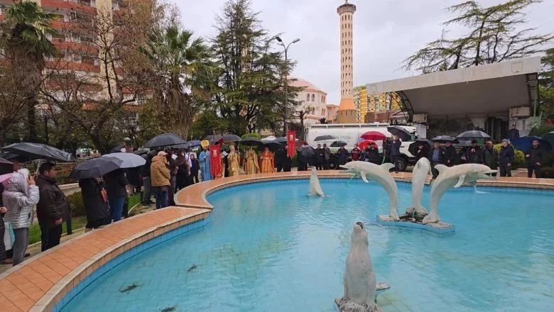 Fier/ Pravoslavni vernici slave Dan Blagoslovene Vode, krst se baca u gradskoj fontani, uhvaćen od strane 18-godišnjaka