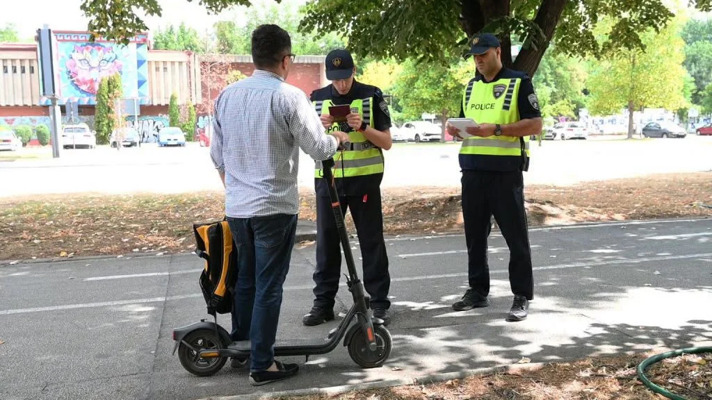 Samo u avgustu: MUP evidentirao 606 prekršaja i oduzeo 18 električnih trotineti - Nova Makedonija