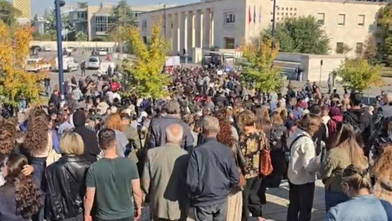 Nastavnici nastavljaju marš zajedno sa demonstrantima uz poruku 'Bez ostavke nećemo stati' (VIDEO) - Shqiptarja.com