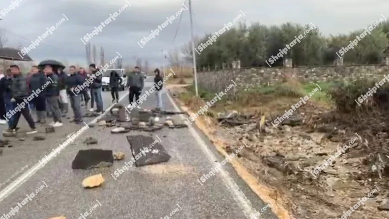 Neprekidne poplave u Kurbinu, stanovnici blokiraju nacionalni put Lač–Mamurras u protestu: Preduzeća su bankrotirala, niko od države nam se ne odaziva