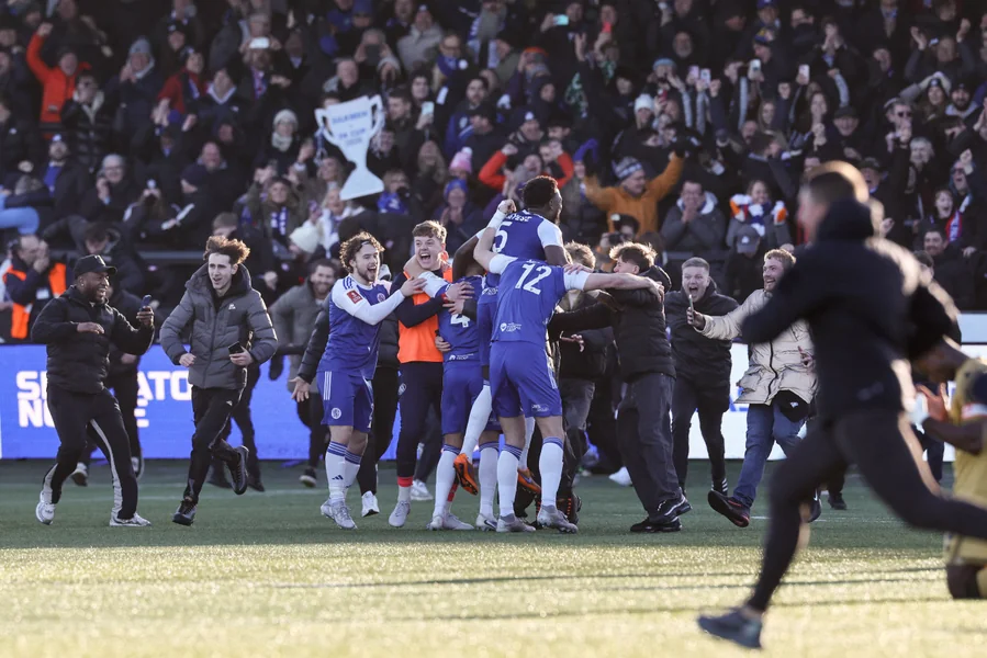 Nakon četiri dana pijanke kupio je klub šeste lige, koji je sada izbacio branioca titule FA kupa.