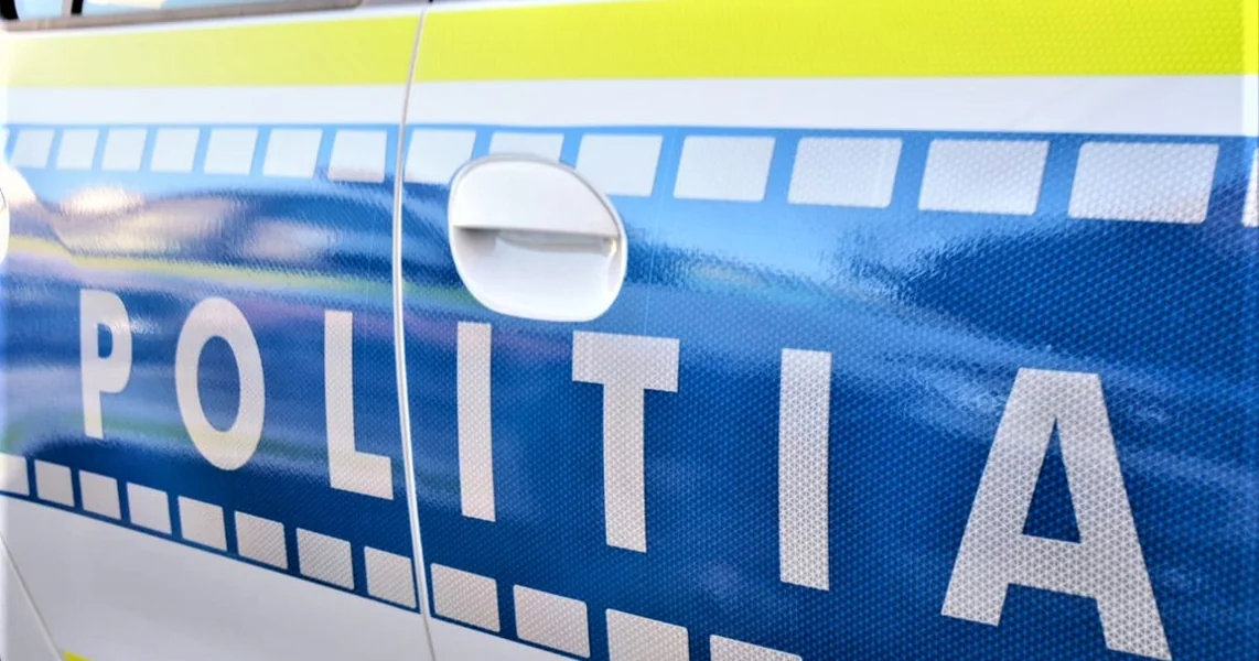 Jedan vozač koji je vozio letnjim gumama izazvao je saobraćajnu nesreću sa povređenima u Botošani. Ostao je bez potvrde o registraciji vozila.