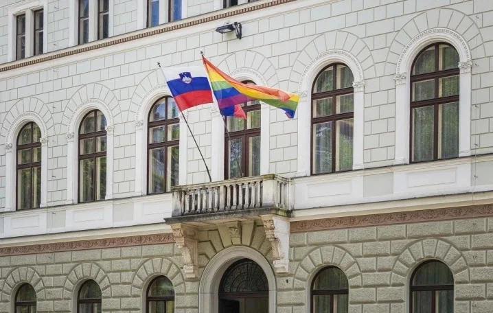Zabrana mavrične zastave