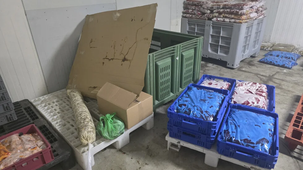 Uništavaju preko 1 tone hrane, BABH zatvorila neregistrovan objekat za proizvodnju konzervi (SLIKE)