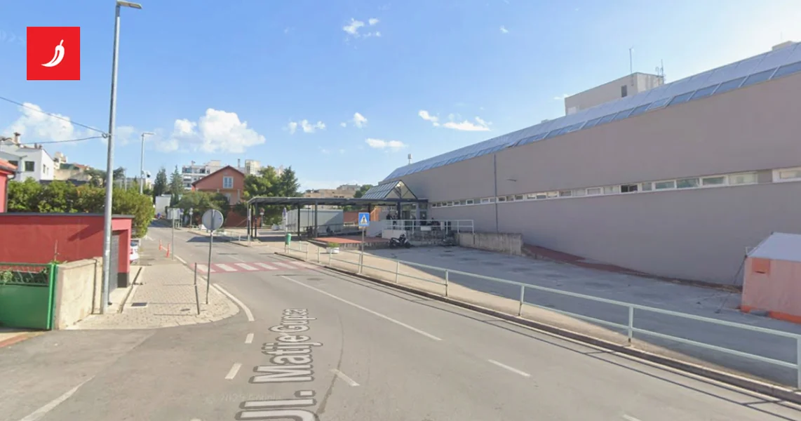 Žena u Šibeniku srušila čovjeka (61) na mopedu. Teško je ozlijeđen, ona pobjegla