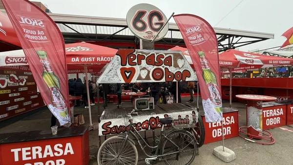 Terasa Obor je promenila lokaciju, ali redovi su i dalje veliki. Koliko košta mic sa senfom u Bukureštu