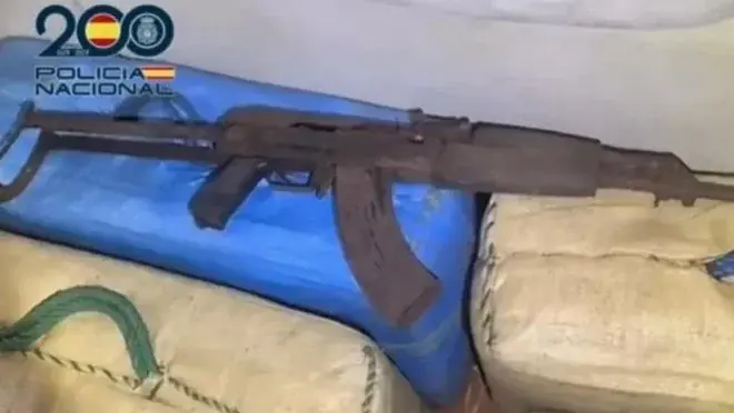 Španija/ Ko su čuvali 1 ton hasisha sa Kalashnikovima, policija uhapsila dva Albanca (VIDEO)