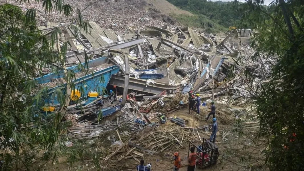 Srušila se deponija smeća, ljudi su zarobljeni pod ruševinama - ORIGO