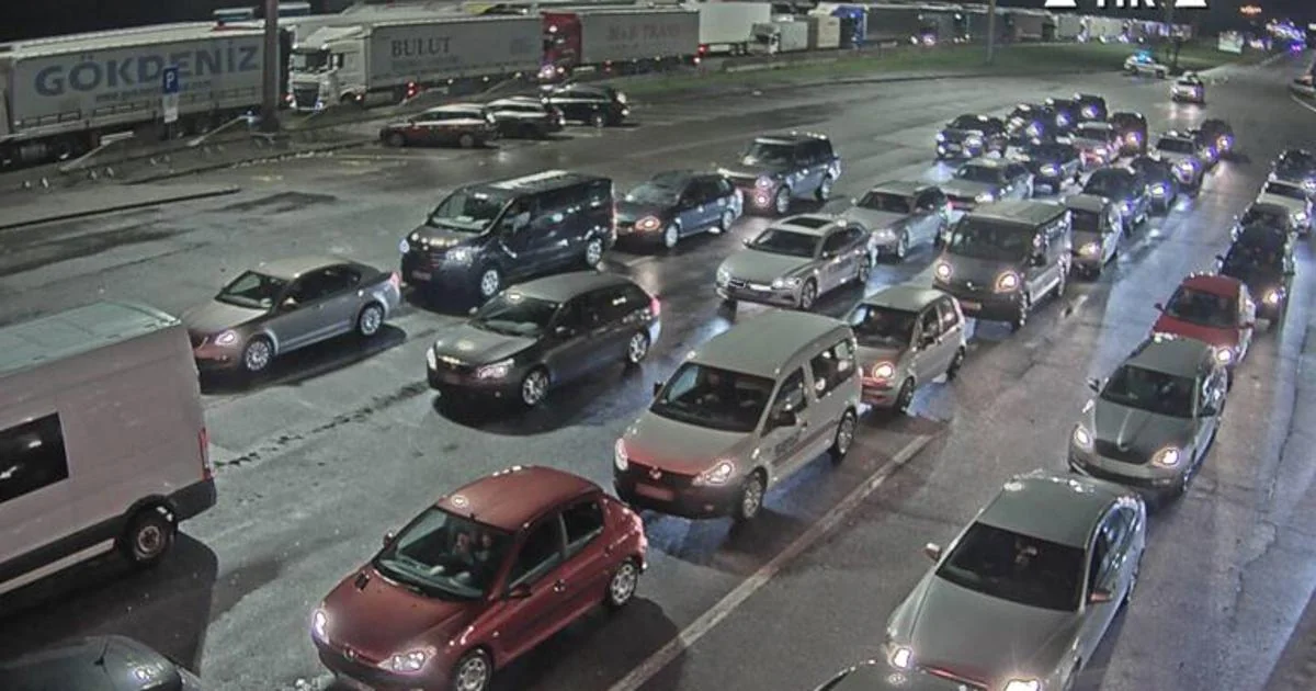 FOTO Ovako izgledaju putevi na Božić: Vlada sneg i poledica, na jednom graničnom prelazu stvara se kolona