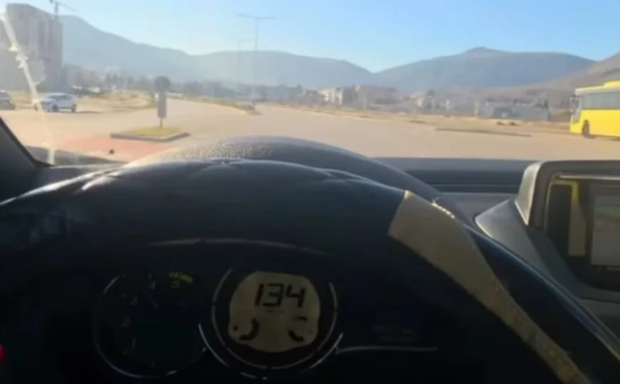 Bahata vožnja u BiH: Devojka se snimala kako juri automobilom preko 130 km/h gde je ograničenje 60