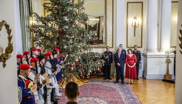 Božićne pesme: Pevali su Kiriakos Mitsotakis, Tasoula Tasoulas i politički čelnici