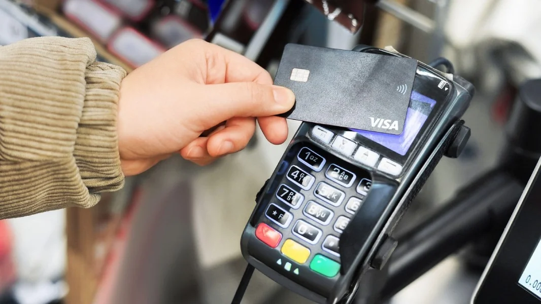 Jedan novinar koji je bio policajac bio je na skijanju u Francuskim Alpima kada su mu skinuta 3.700 evra sa kartice