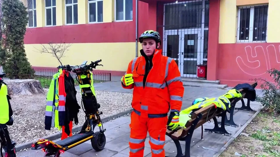 „Čovek s trotinetom kao božićna jelka“: Muškarac tvrdi da je kažnjen, iako poštuje stroge mere bezbednosti