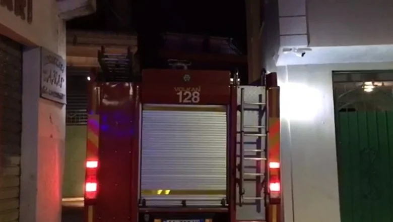 Pao u kontakt sa električnom energijom i 66-godišnjak izgubio život u Elbasanu; pronađen je zapaljen u kući