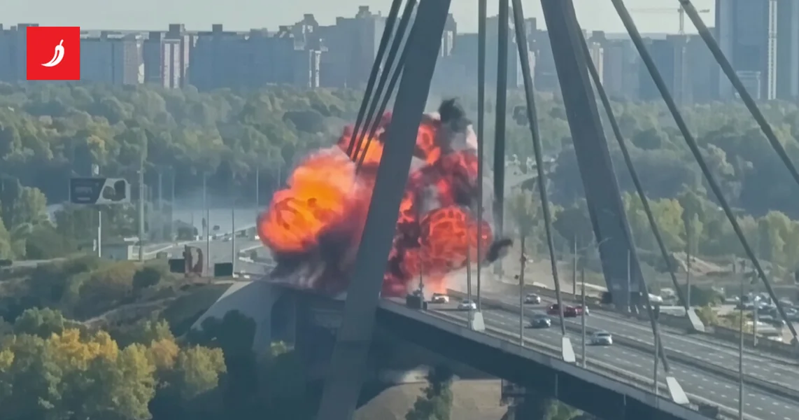 Rusi pogodili ključni most u Kijevu prepun automobila