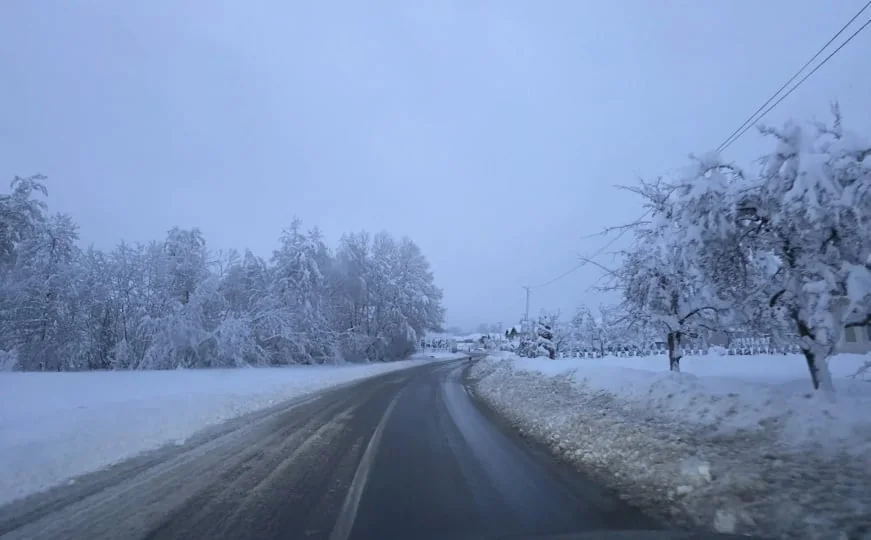 Mole građane za razumijevanje: Obustavljen odvoz otpada u Kiseljaku zbog snijega