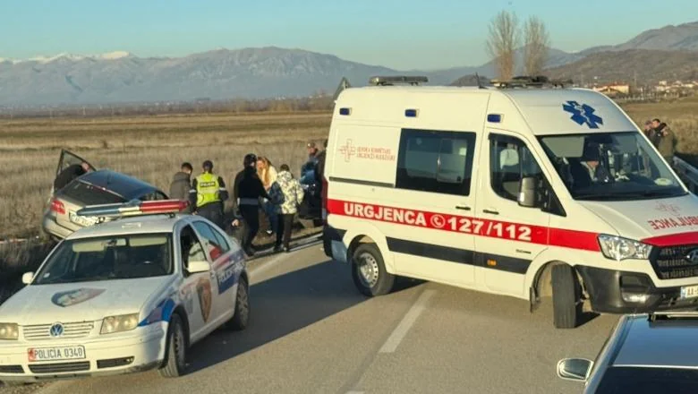 Automobil je skliznuo sa puta kod Kamenice, dva mladića spašena čudesno (VIDEO)