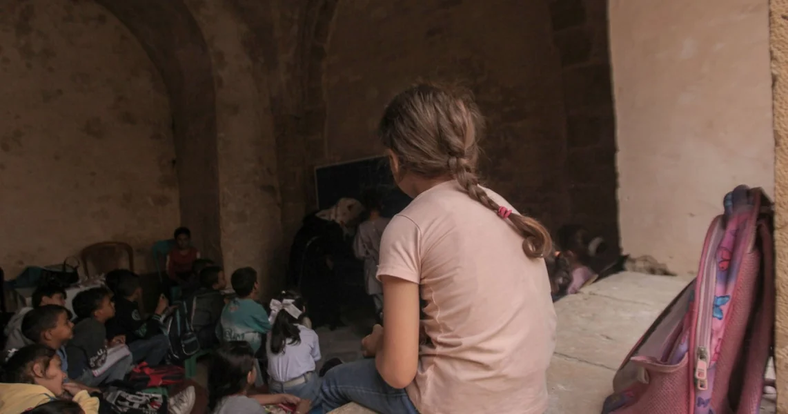 Deca iz Gaze se vraćaju u školu posle dve godine rata, u improvizovanim učionicama, gde se predaju samo četiri predmeta