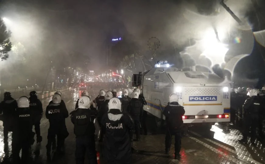 Nasilni protesti u Albaniji: Policija upotrijebila suzavac i vodene topove protiv studenata
