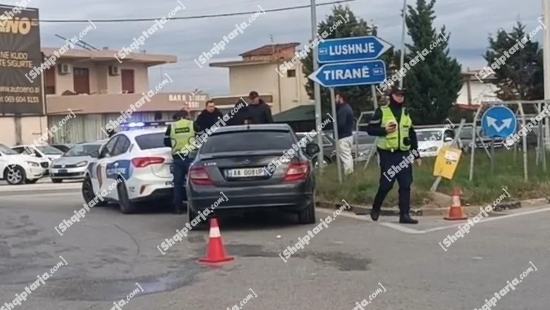 Lushnje/ Udes na kružnom toku Savres, dva vozila su se sudarila, nema povređenih (VIDEO) - Shqiptarja.com