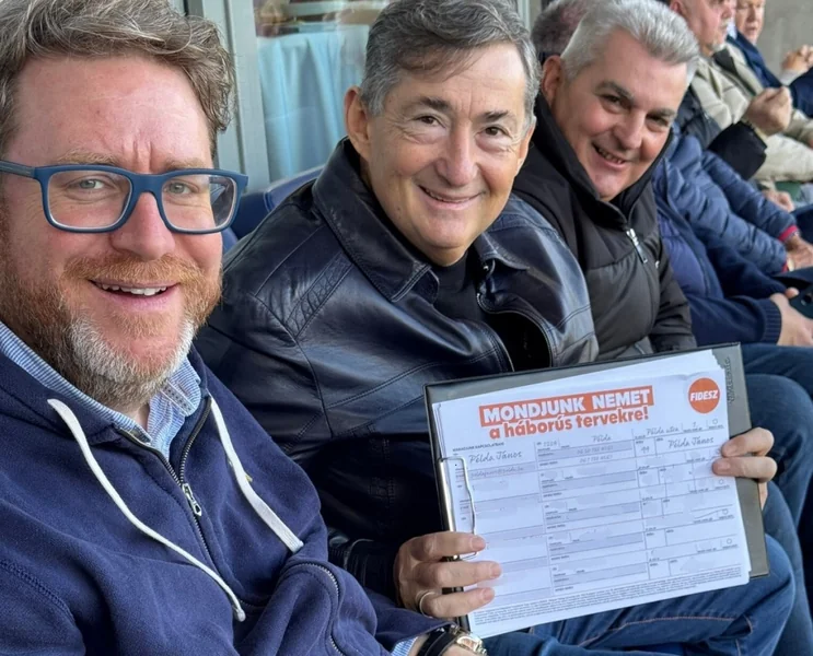 Hadházy Ákos objavio da su na božićnoj zabavi Mészáros grupe nagrade dobili Szíjj László, Szöllősi György, Vaszily Miklós, pa čak i ćerka i sin čudesnog milijardera.