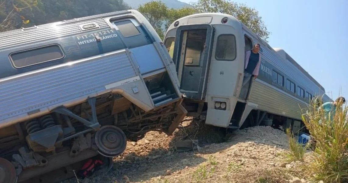 Najmanje 13 ljudi je poginulo, a još 98 povređeno nakon što se voz otklizao sa šina u Meksiku