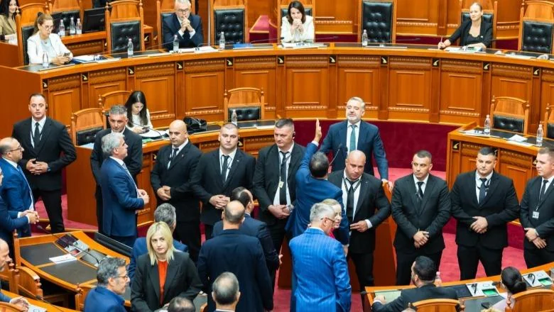Skupština/ PD traži debatu o SHISH-u: bezbednost države pala, Rama neka podnese ostavku! PS odbacila zahtev, opozicija okružila govornicu