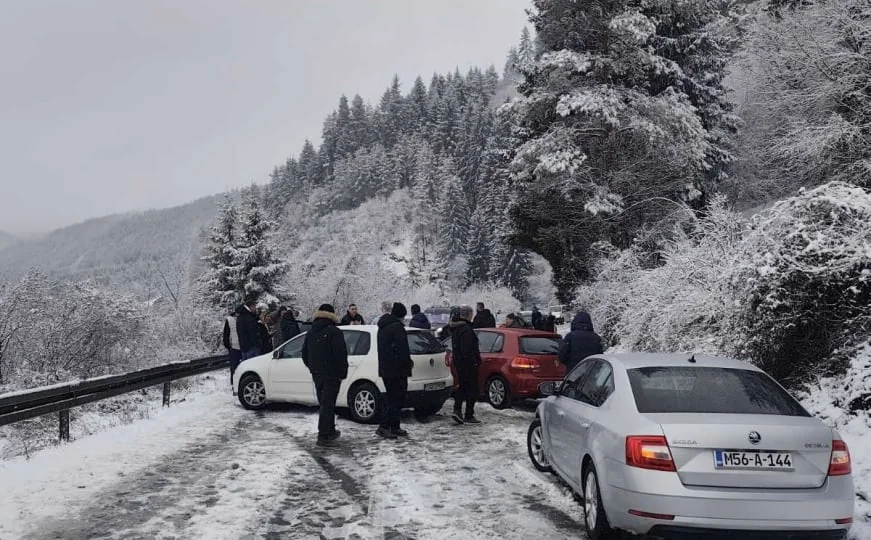 Saobraćajna nesreća kod Olova, saobraćaj u potpunosti obustavljen