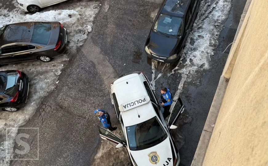 U centru Sarajeva pao sneg sa zgrade na automobil i napravio veliku materijalnu štetu