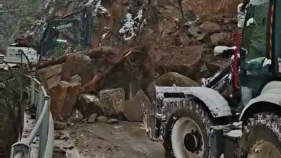 Čišćenje klizišta koje je zatvorilo put Devin-Smoljan (VIDEO)