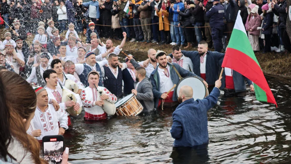 Na Bogojavljenje: Muško kolo se izvilo u vodama reke Tundje (VIDEO+SLIKE)