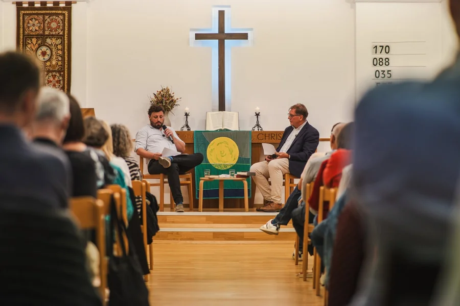 Promocija knjige 444, koja je započela govorom i završila hrišćanskom pesmom