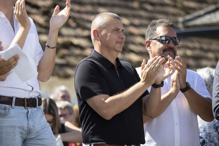 Svi postupci protiv Ruszin-Szendija Romulusza su ukinuti; on ponovo dobija svoje oruzje.