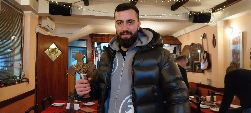 Darko Mitrović je izvadio krst iz vode reke Vardara