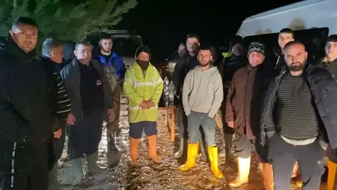 Poplava u Miliskaje kod Kruje, stanovnici četiri dana na otvorenom: Kanali nisu očišćeni! Opstina na terenu posle prijave Report TV (VIDEO)