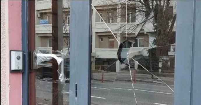 Privedeno lice koje je oštetilo staklo na ulaznim vratima Bugarske ambasade