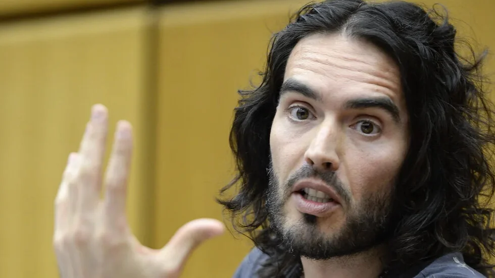 Komičar Russell Brand ponovo je optužen za slučajeve seksualnog nasilja