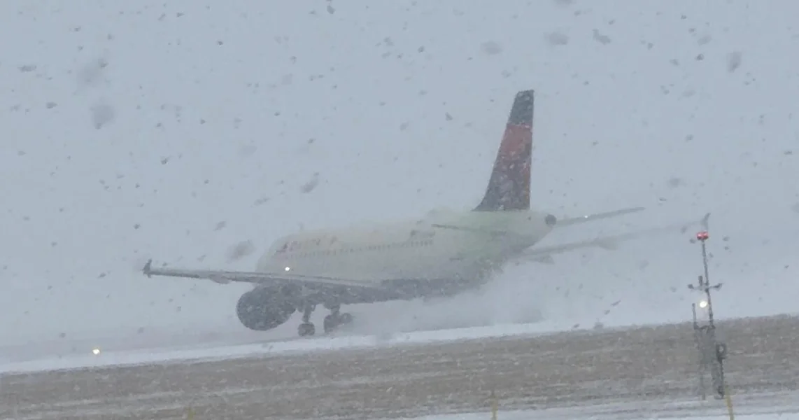 FOTO Sjeveroistočni SAD paralizirala snježna oluja: Otkazano više od 1600 letova, prijeti ledena kiša
