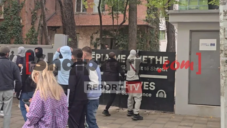 Sa maskama i teškim predmetima, protestanti napadaju i Kuću lišća, ruše ulazna vrata (VIDEO) - Shqiptarja.com