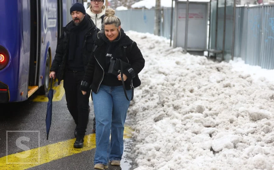 Led, neočišćeni trotoari i oprezni građani: Prošetajte s nama Sarajevom po snijegu