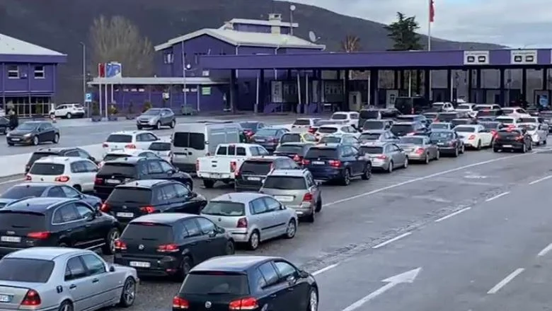 Kukës/ Festat planinskog turizma, gužva na granici Albanija–Kosovo! Carina na Vërmicë radi sa punim kapacitetom