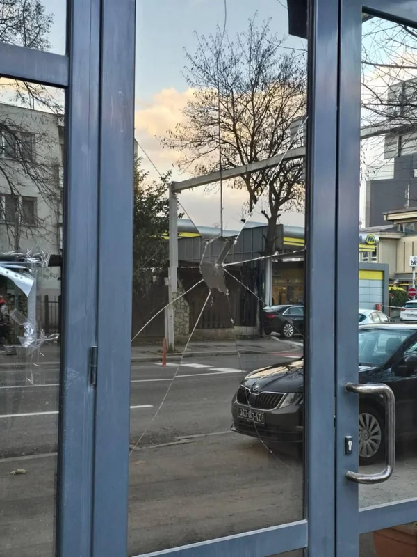 Lice koje je oštetilo staklo na ulazna vrata Bugarske ambasade u Skoplju je lišeno od slobode