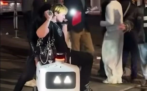 Roboti za dostavu hrane postali meta napada: Građani ih šutiraju, a neki traže i zabranu