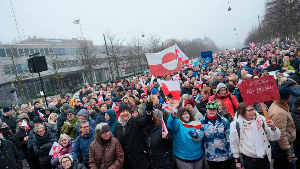 "Make America Go Away": Datčani su se smejali Trampu na protestu s bejzbolnim šapkama (VIDEO)