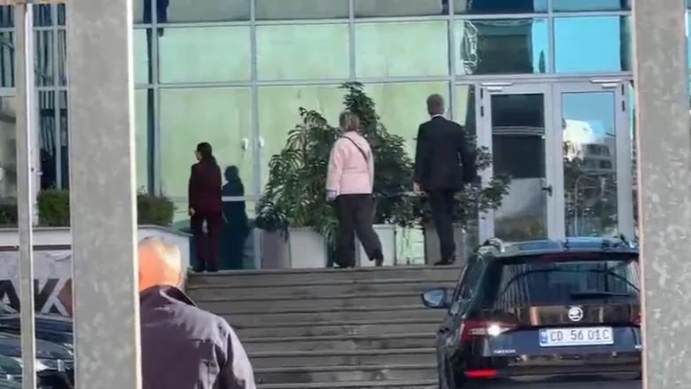 Predstavnici Holandske ambasade stižu u SPAK, sastanak sa Klodianom Brahom (VIDEO)