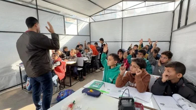 Pos dve godine rata, deca Gaze se vraćaju u školu: Klase unutar šatora čekaju preko 1.000 učenika