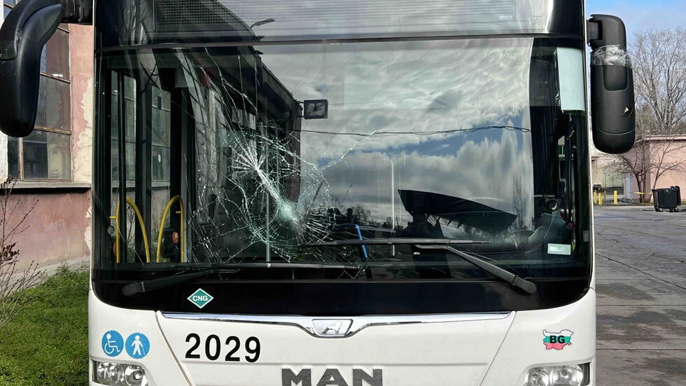 Traže čoveka koji je bacio drvo na autobus sa putnicima u Sofiji (SLIKE)