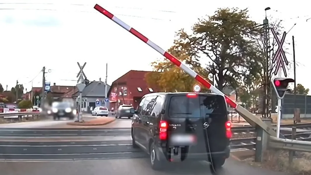 Tragedija na ivici na železničkom prelazu u Vecsésu, vozač spašen u poslednjem trenutku – video